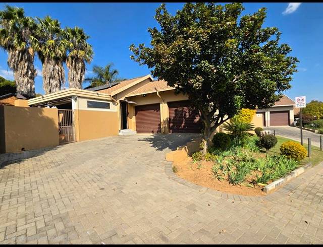 3 BEDROOM TOWNHOUSE FOR SALE IN THATCHFIELD